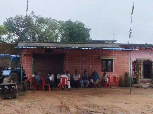 बैगापारा में वारदात के बाद गांव के लोग एकजुट हुए। घरों के बाहर बैठे नजर आए।