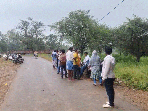 हत्या के बाद गांव में तनाव का माहौल है। सड़कों पर दोनों पक्षों के लोग नजर आए।