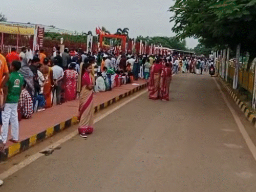 श्री सत्य साईं संजीवनी अस्पताल में प्रधानमंत्री के आने की तैयारियां पूरी हो गई हैं। बच्चे और परिजन अस्पताल परिसर पहुंच गए हैं।