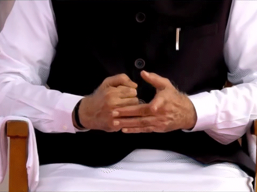 परेड में सांस्कृतिक प्रस्तुतियों के दौरान पीएम मोदी उंगलियां थिरकाते नजर आए।