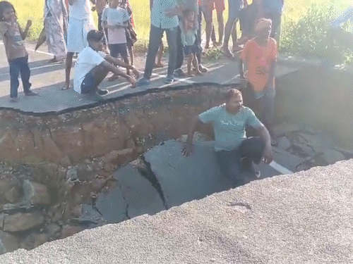 छत्तीसगढ़- कोंडागांव जिले के आदनार गांव में तेज बारिश के बाद पुल टूट गया।