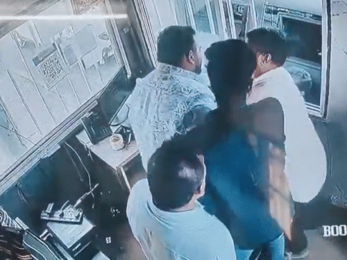 उसके पीछे उसके कुछ दोस्त भी आ गए। अन्य टोलकर्मी भी बीच-बचाव में आए।