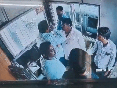 भाजपा नेता के बेटे ने पहले गाली-गलौज की। फिर टोलकर्मी को थप्पड़ मारने लगा।