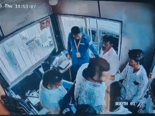 टोलकर्मी की पिटाई के बाद 3-4 आरोपी केबिन से बाहर चले गए।