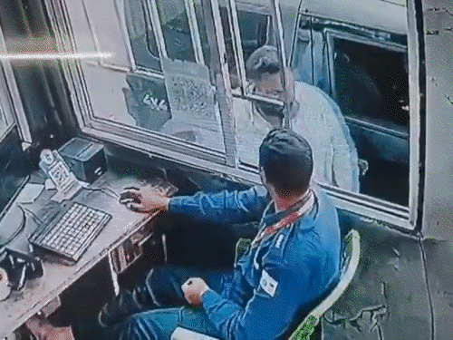इस वीडियो में भाजपा नेता का बेटा कार से उतरकर टोल बूथ के केबिन में घुसता हुआ दिखा।