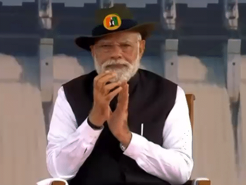 राष्ट्रीय एकता परेड में झांकियों का अवलोकन करते हुए पीएम नरेंद्र मोदी।