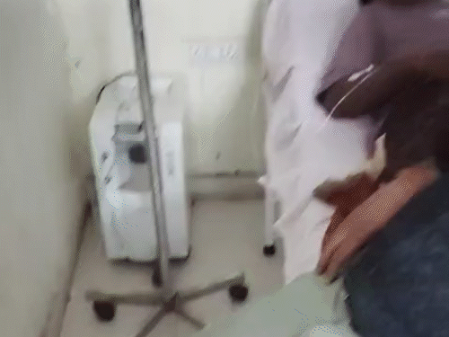 नशे में धुत होकर मोबाइल पर बात करता रहा डॉक्टर। खुद संभाल नहीं पा रहा था।