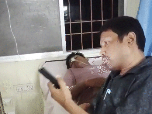 नशे में बैड में डॉक्टर नशे में बैठा नजर आया।