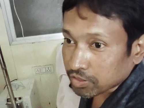 युवक से बात करते करते अचानक मरीज के पैर के ऊपर लेट गया।