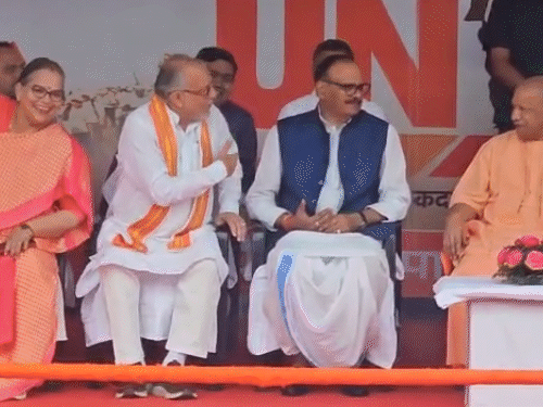 सीएम ने मंत्री सुरेश खन्ना की चुटकी ली। लेट पहुंचने पर घड़ी देखकर पूछा- क्यों देर हो गई।