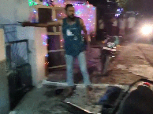 शराब के नशे में सीआरपीएफ जवान ने मोहल्ले में मचाया उत्पात - Dainik Bhaskar