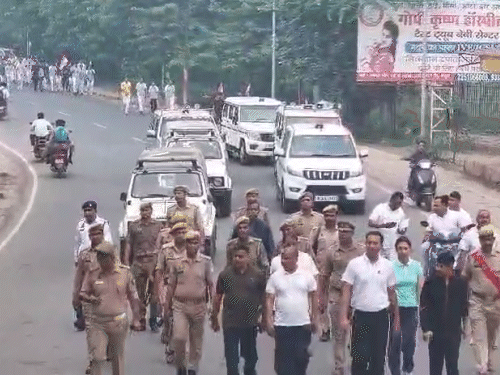 मथुरा में पुलिस अफसरों रन फॉर यूनिटी में हिस्सा लिया।