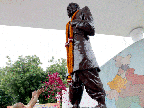 सीएम योगी ने सरदार पटेल की मूर्ति पर पुष्प अर्पित किए।