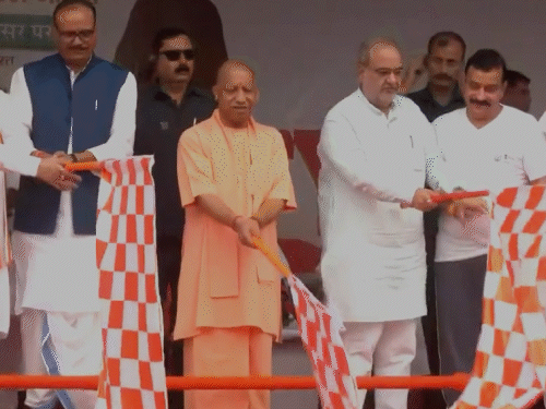 लखनऊ में सीएम योगी ने कार्यक्रम की शुरुआत ‘रन फॉर यूनिटी’ को हरी झंडी दिखाकर की।