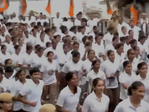 वाराणसी में महिला पुलिस कर्मी ने ‘रन फॉर यूनिटी’ कार्यक्रम में हिस्सा लिया। उन्होंने दौड़ लगाई।