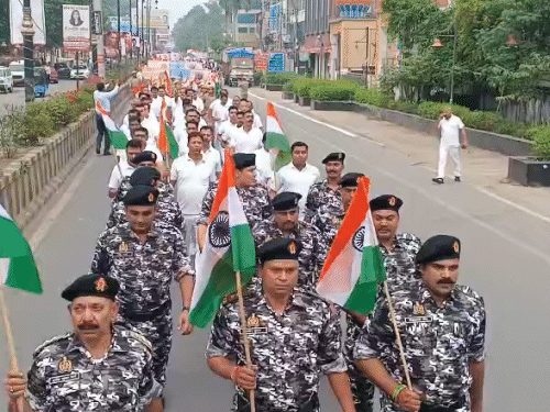 बरेली में पुलिसवालों ने तिरंगा हाथ में लेकर दौड़ लगाई।