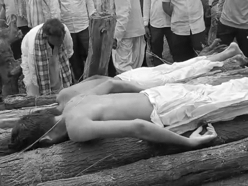 एक ही चिता पर दोनों भाइयों का अंतिम संस्कार किया गया।