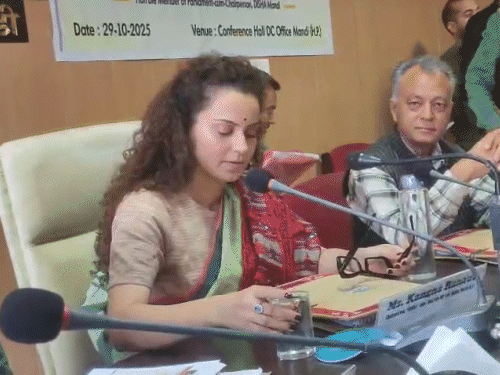 दो दिन पहले मंडी में दिशा कमेटी मीटिंग लेते हुए सांसद कंगना।