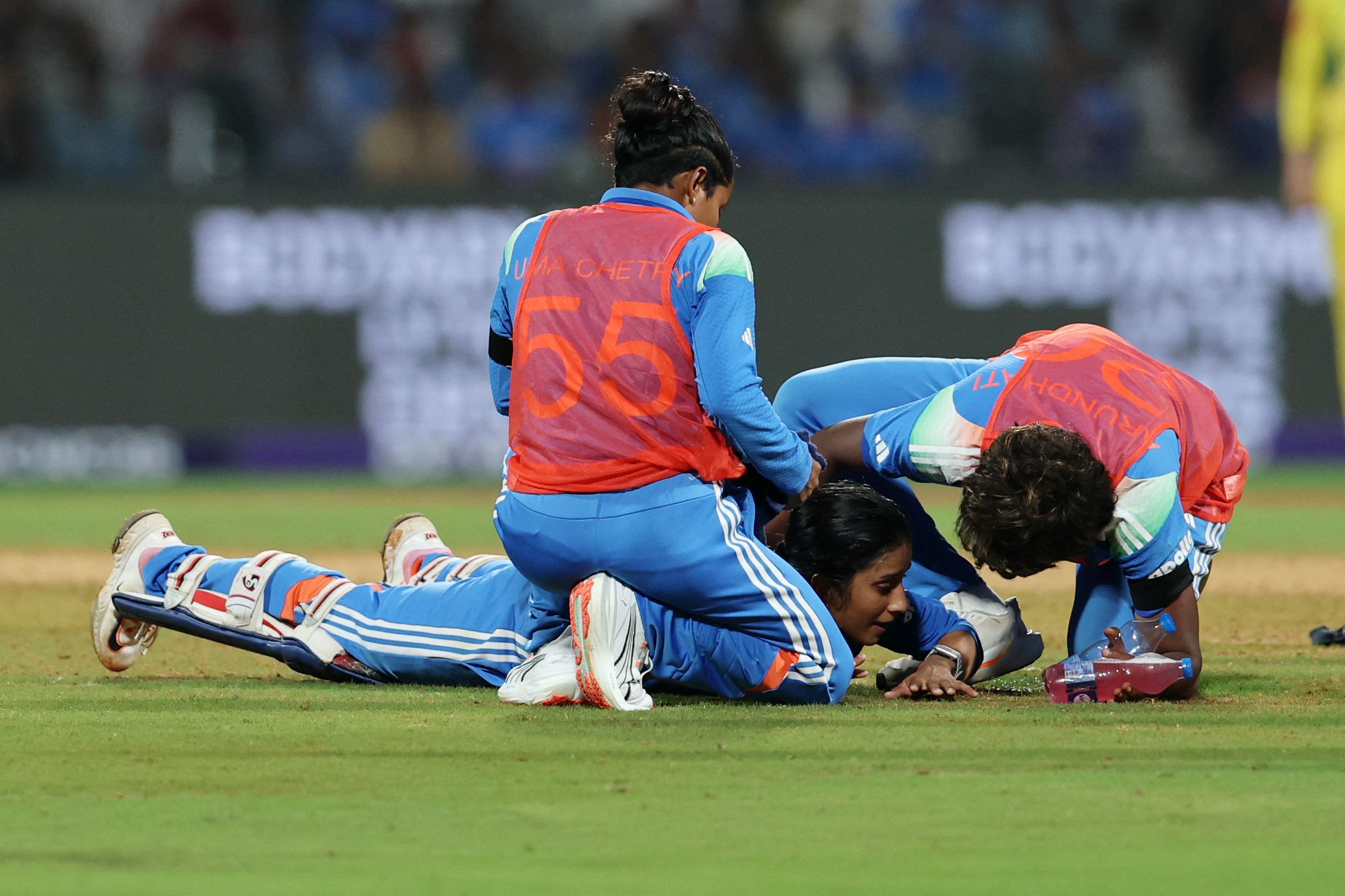 बैटिंग के दौरान जेमिमा की मांसपेशियों में खिंचाव आ गया। उन्हें चेक करने के लिए साथी खिलाड़ी पिच पर पहुंचीं।