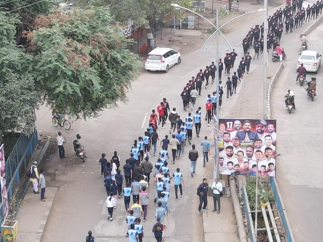 लगभग 800 प्रतिभागियों ने भाग लिया।