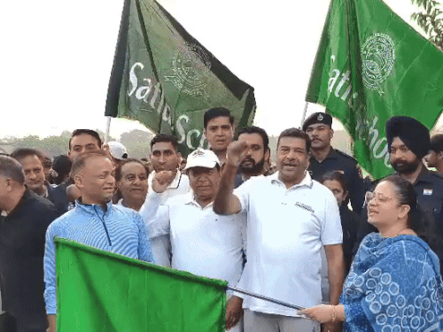 पंचकूला में रन फॉर यूनिटी को हरी झंडी दिखाते हुए स्वास्थ्य मंत्री आरती राव।