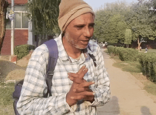 चंडीगढ़ के पुलिस थाने में सुनवाई नहीं होने पर सचिन हाथ जोड़कर इंसाफ की गुहार लगा रहा है।