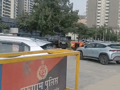 आर्यन का परिवार शोभा सोसाइटी में हाल ही में शिफ्ट हुआ था।
