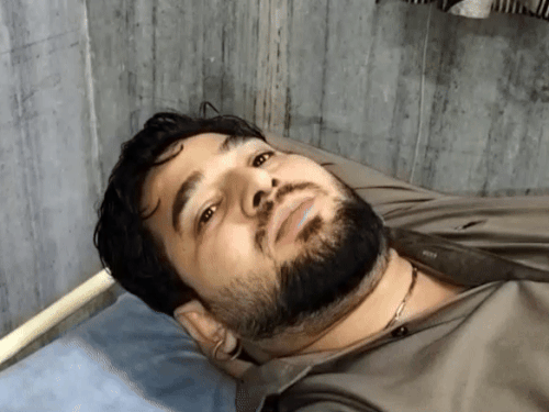 रोशन को बदमाशों ने पैर में गोली मारी, इसके बाद उसे अस्पताल में भर्ती कराया गया।