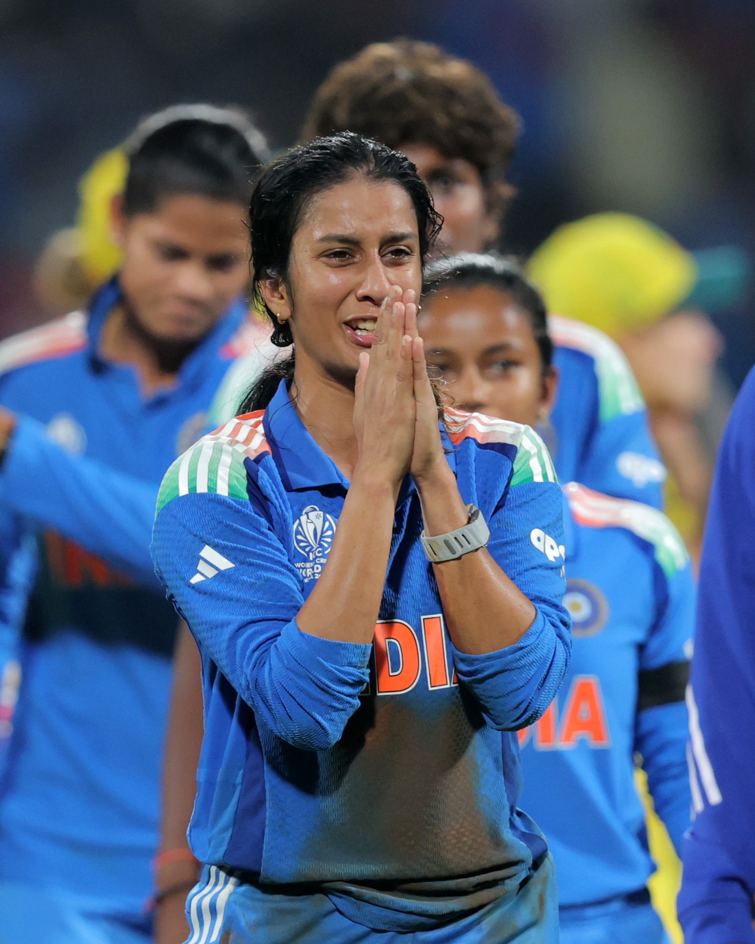 मैच जीतने के बाद जेमिमा रॉड्रिग्ज हाथ जोड़ कर रोने लगी।