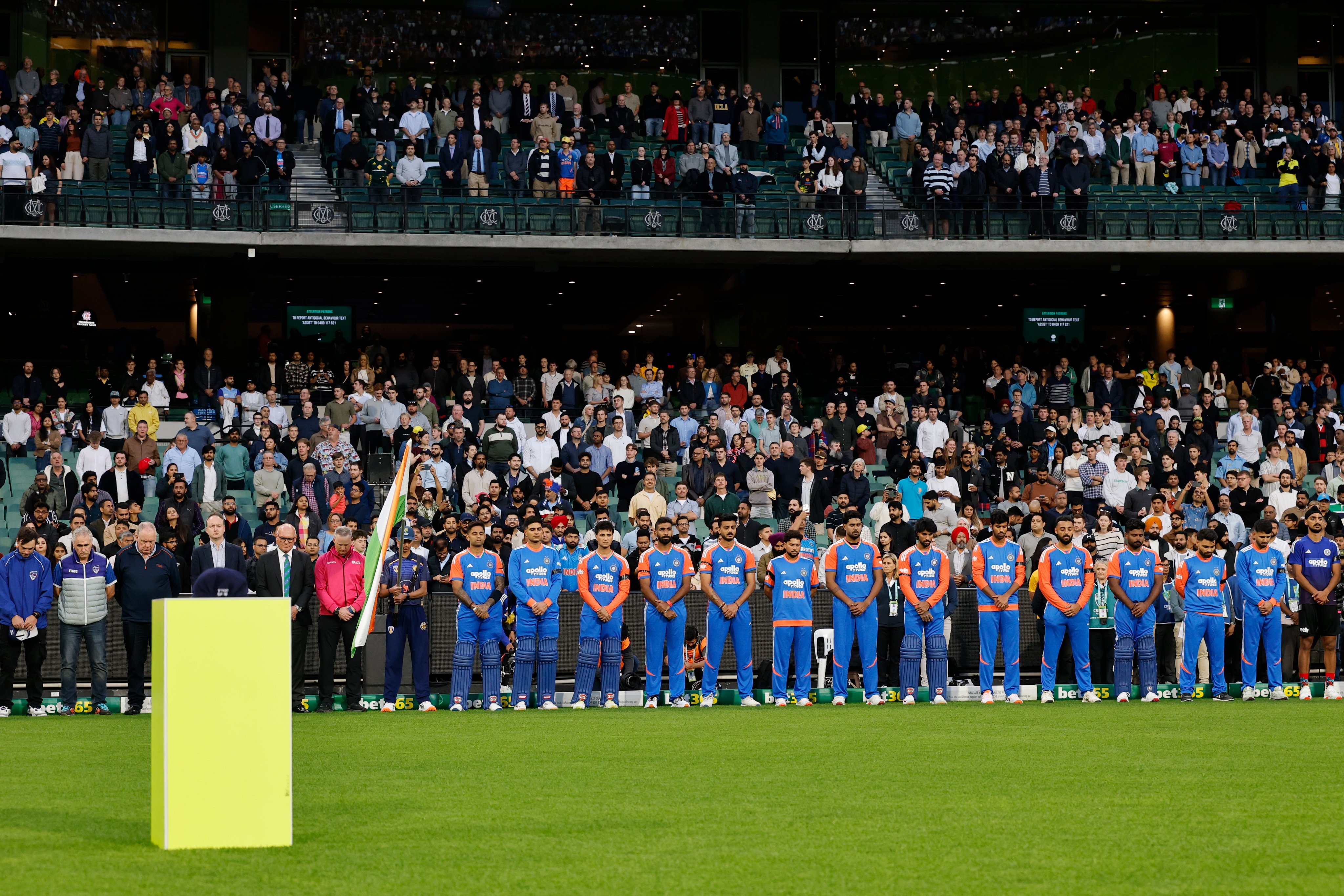 भारत और ऑस्ट्रेलिया की टीम ने मैच से पहले क्लब क्रिकेटर बेन ऑस्टिन को श्रद्धांजलि दी।