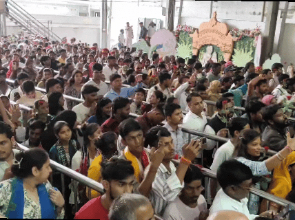 मंदिर में आज भी दर्शनों के लिए श्रद्धालुओं की भीड़ लगी है।