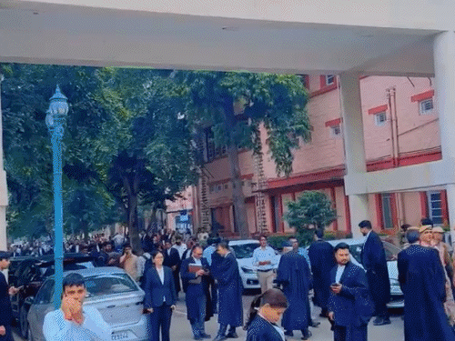 हाईकोर्ट बिल्डिंग में बम की धमकी के बाद फायर ब्रिगेड और सिविल डिफेंस की टीम भी पहुंची है।