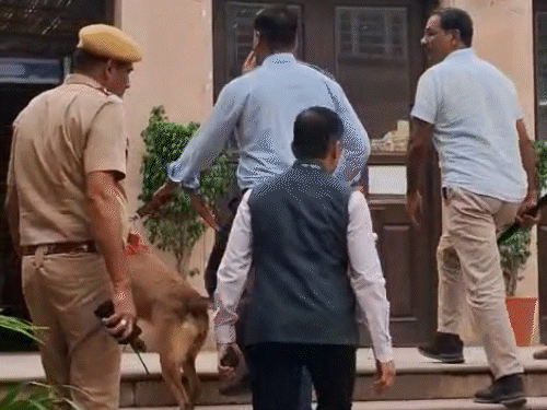 पुलिस अधिकारियों का कहना है कि बिल्डिंग में सर्च खत्म होने तक किसी को अंदर जाने की परमिशन नहीं है।