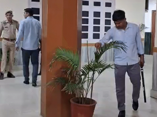 बिल्डिंग के हर हिस्से की गहनता से जांच की जा रही है। अधिकारियों का कहना है कि जांच पूरी होने में दो-तीन घंटे का समय लग सकता है।