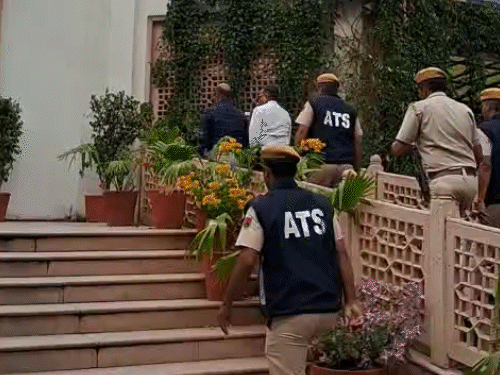 हाईकोर्ट की बिल्डिंग की सर्च में पुलिस के अलावा और भी कई एजेंसियों की टीमें शामिल हैं।