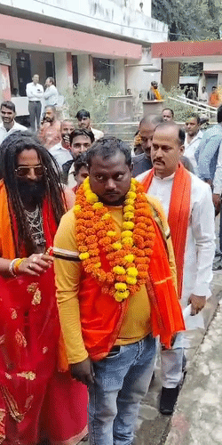 हिंदू संगठन के नेताओं ने मंदिर में दोनों की शादी कराई। दोनों ने सात फेरे लिए।