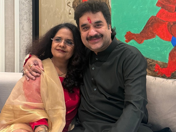 कुलदीप बिश्नोई के साथ रोशनी बिश्नोई। कुलदीप ने यह तस्वीर राखी पर अपने सोशल मीडिया अकाउंट्स पर शेयर की थी।