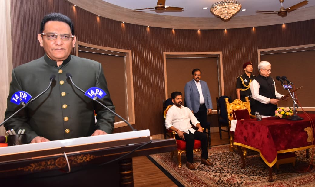 तेलंगाना गवर्नर जिष्णु देव वर्मा ने अजहरुद्दीन को शपथ दिलाई।