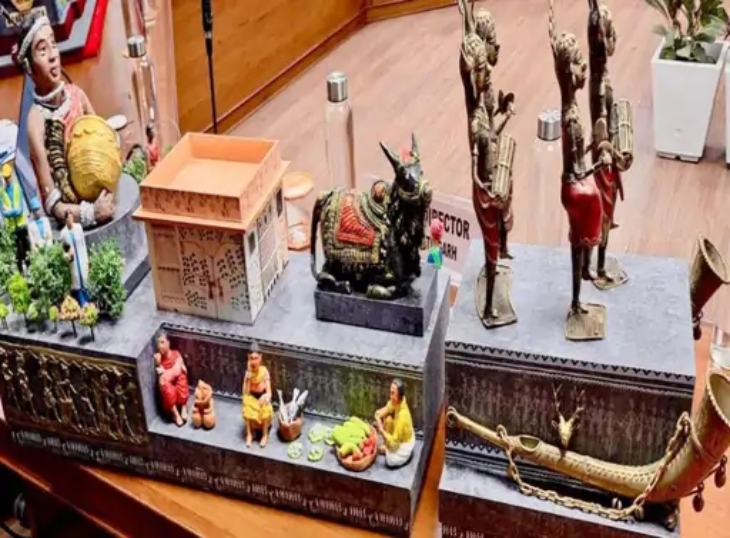 झांकी “बदलता बस्तर: संघर्ष से विकास की ओर” पर केंद्रित थी।