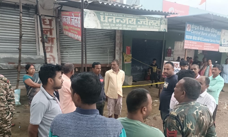 शॉप का शटर तोड़ा, चुराए सोना-चांदी के जेवरात:  बलरामपुर में देर रात पिकअप से आए थे चोर, आरोपियों के तलाश में जुटी पुलिस – Balrampur (Ramanujganj) News