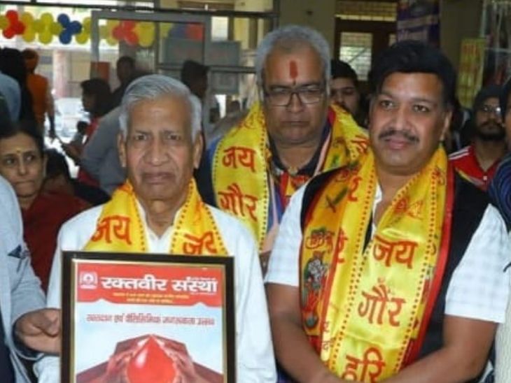 रक्तवीर संस्था का सर्टिफिकेट थामे सुरेश चंद्र अग्रवाल हैं। बगल में उनके बेटे नरेश अग्रवाल। यह उनकी पुरानी फोटो है।