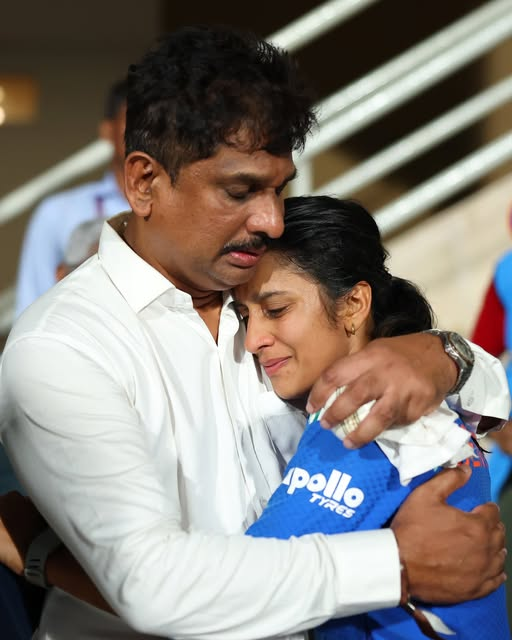 अपने होमग्राउंड में भारत को सेमीफाइनल जिताने के बाद जेमिमा अपने पिता इवान रोड्रिग्ज को गले लगकर रो पड़ीं।