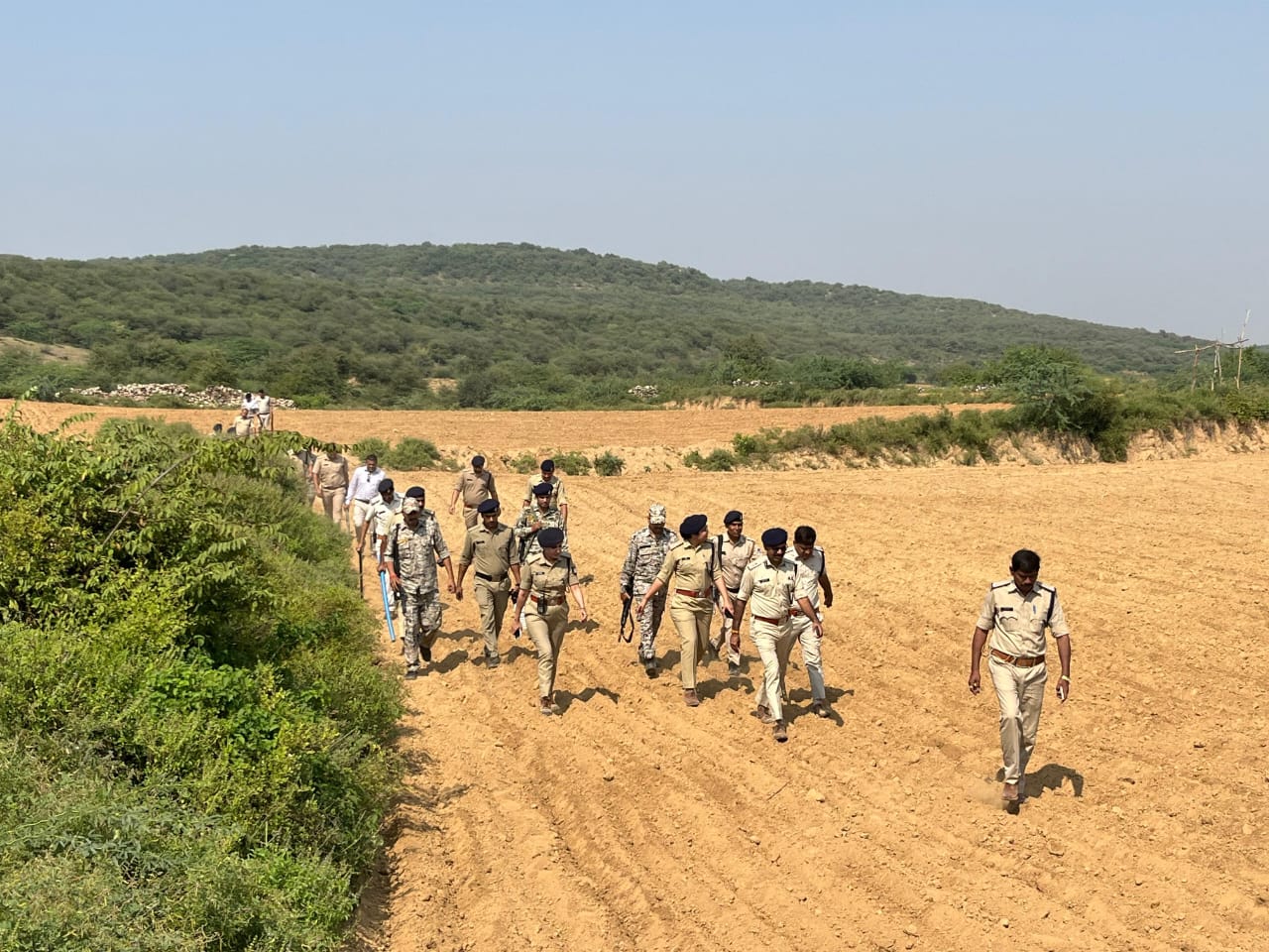 डकैत की तलाश में सर्चिंग करती पुलिस की एंटी डकैत टीम।