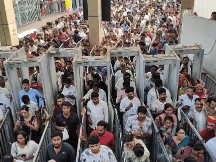 खाटूश्यामजी में 2 दिन में 20 लाख भक्तों के अनुमान है।