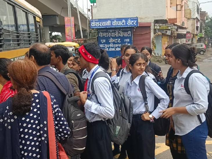 घटना के बाद विद्यार्थियों को बस से बाहर निकाला गया।