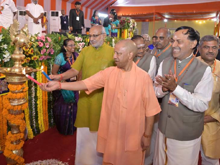 सीएम योगी और उपराष्ट्रपति ने दीप प्रज्जवलित कर कार्यक्रम का शुभारंभ किया।