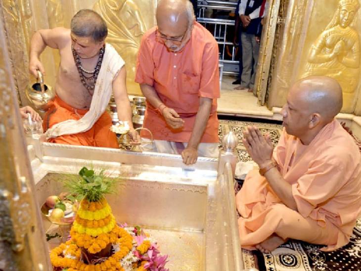 काशी विश्वनाथ में सीएम योगी और उपराष्ट्रपति ने पूजा की।