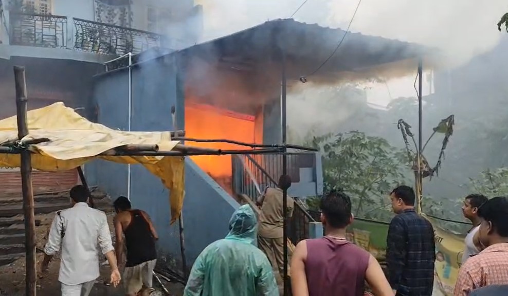 किराना दुकान-गोदाम में लगी भीषण आग:  लाखों का सामान राख, चार घंटे में तीन दमकल की गाड़ियों की मदद से आग पर पाया काबू – Palamu News