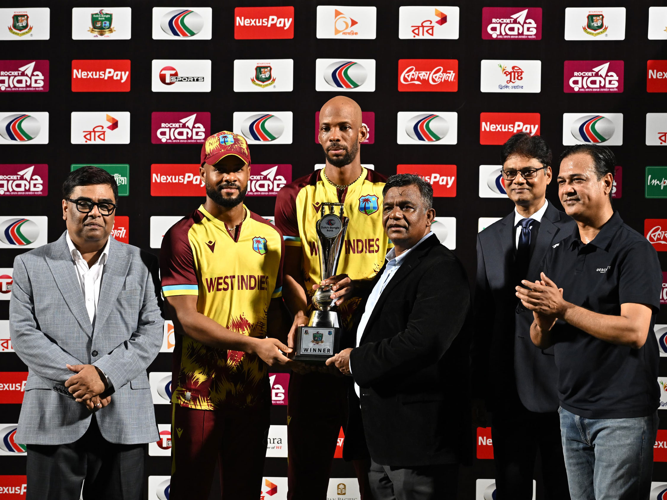टी-20 सीरीज की ट्रॉफी के साथ वेस्टइंडीज के कप्तान शाई होप और उप कप्तान रोस्टन चेज।