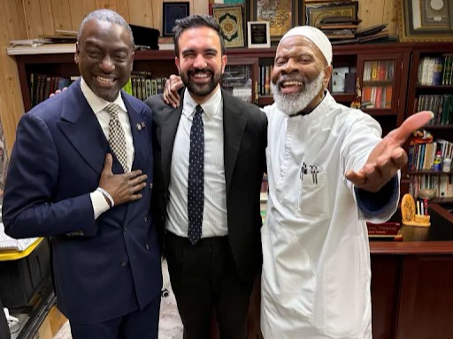 मेयर पद के डेमोक्रेटिक दावेदार ममदानी एक मस्जिद में प्रचार के लिए गए थे। वहां उन्होंने इमाम वहाज के साथ तस्वीर खिंचाई थी।